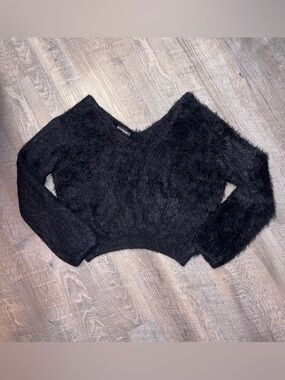 PrettyLittleThing Fuzzy Cropped Sweater, black - size 6